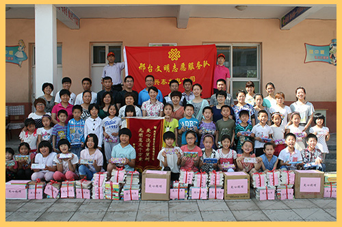 2014年6月7日，興泰發(fā)電公司青年志愿者赴平鄉(xiāng)鎮(zhèn)中心小學(xué)開展獻愛心活動，為他們送去500余本愛心書籍.jpg