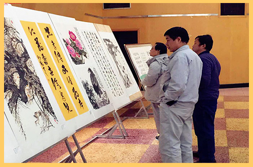 2018年1月，西柏坡發(fā)電公司舉辦第三屆迎新書畫展，員工們以筆墨表情達意，以書畫靜心舒懷.jpg